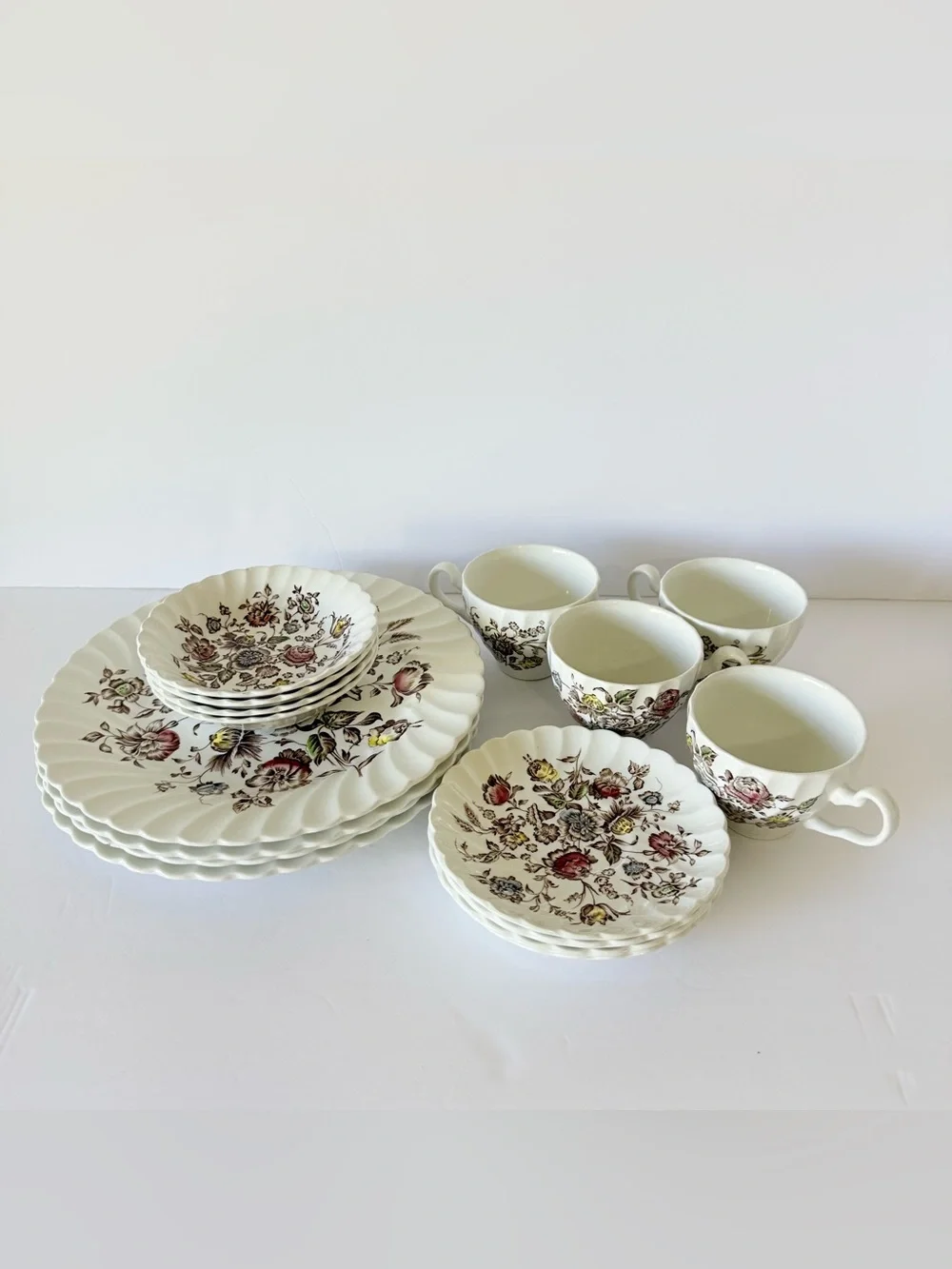 Johnson Brothers Staffordshire Bouquet 4 Place Settings 16 Pcs Ironstone England